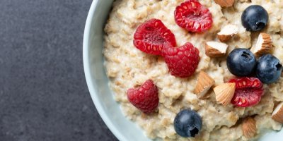 Miska s ovesnou kaší s malinami a borůvkami