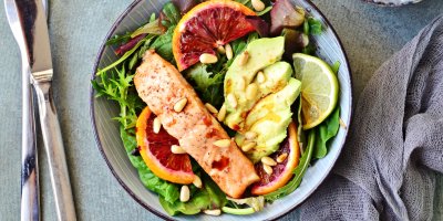 Salát s lososem, opečeným grepem, avokádem a ořechy