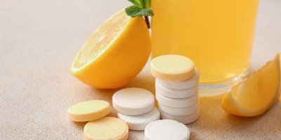 Džus, pomeranč a bílé a žluté tabletky