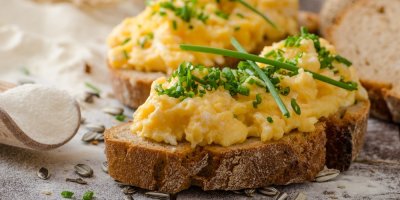 Míchaná vajíčka na chlebu