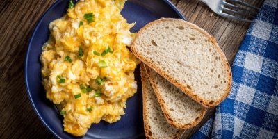 Míchaná vejce s chlebem na talíři