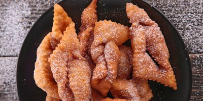 Hotové pocukrované boží milosti na talíři