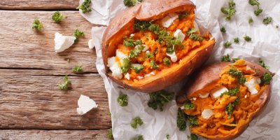 Dvojice plněných, pečených batátů