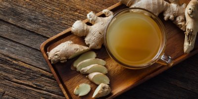 Zázvor v celku, překrojený zázvor a voda ze zázvoru