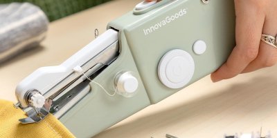 Žena zašívá záclony ručním šicím strojem