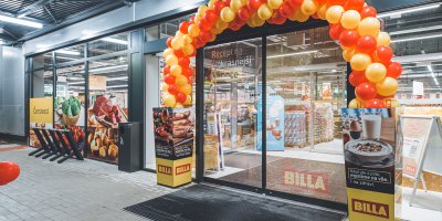 Balónková výzdoba před prodejnou BILLA 