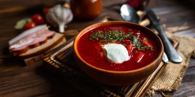 Miska s borščem a smetanou