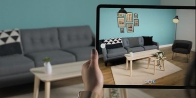 Žena zkouší prostřednictvím aplikace IKEA umístit do pokoje křeslo