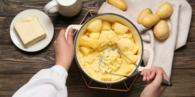 Šťouchadlo rozmačkává uvařené brambory v míse