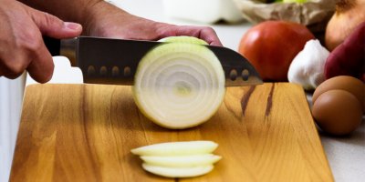 Nůž krájí cibuli na kolečka