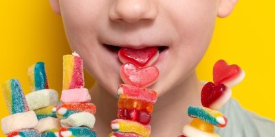 Dítě jí želé bonbóny