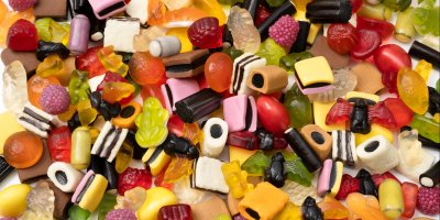 Směs různých gumových bonbonů