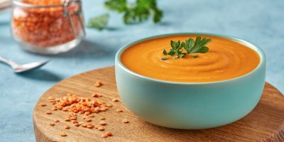 Červená čočka na prkénku, polévka z červené čočky