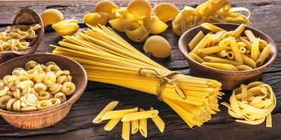 Různé druhy těstovin na stole