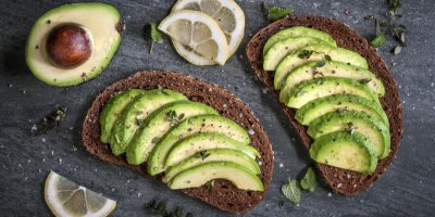 Avokádo nakrájené na plátcích chleba