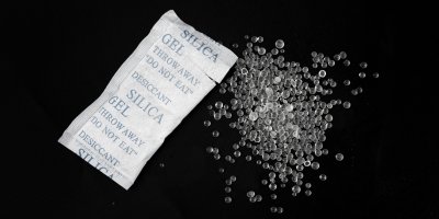 Sáček silikagelu a kuličky silikagelu