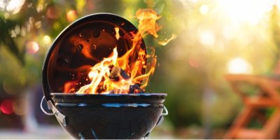 Gril se šlehajícími plameny