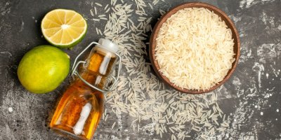 Rýžový olej, rozsypaná rýže a limetky