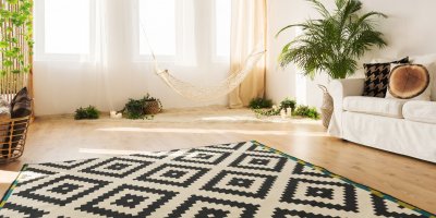 Světlá místnost s nízkým, černobílým kobercem