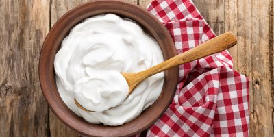 Skyr v misce, vařečka, utěrka