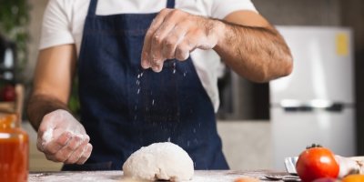 Muž připravuje těsto