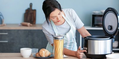 Paní obsluhuje multifunkční hrnec