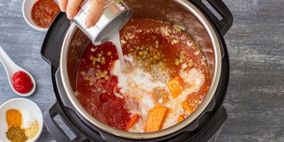 Mnoho ingrediencí v jednom pomalém hrnci