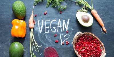 Nápis vegan a kolem veganské potraviny