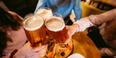 Skupina lidí si připíjí pivem