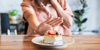 Žena nechce jíst kousek dortu