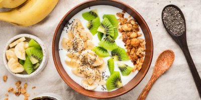 Jogurt, banán, kiwi, granola, chia semínka