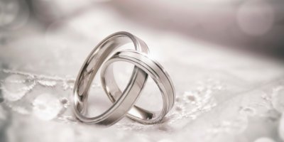 Dva snubní prsteny z bílého zlata