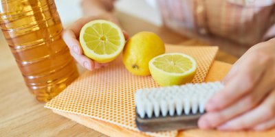 Citrony, ocet a kartáč