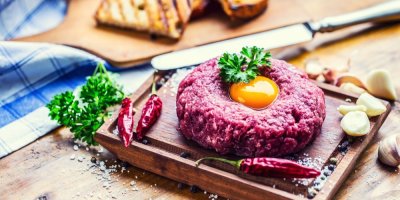 Tatarák na prkénku s vajíčky a dochucovadly