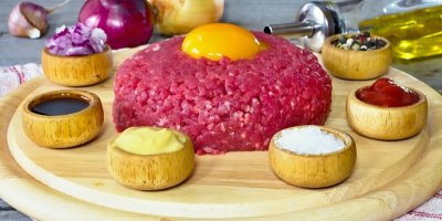 Tatarák na dřevěném tácu 