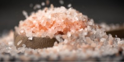 Vysypaná růžová sůl