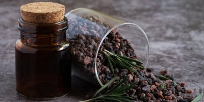 Černá sůl v mističce a v kořence s rozmarýnem