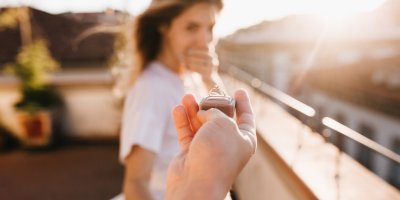 Žena je překvapená z žádosti o ruku