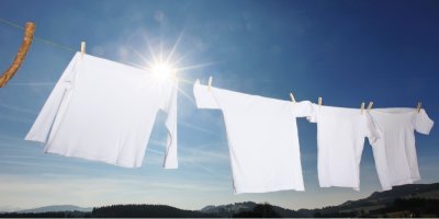 Bílé prádlo visící na prádelní šňůře