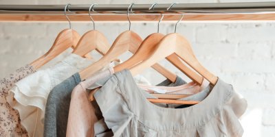 Pět ramínek s vintage šaty