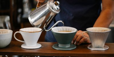 Muž nalévá vodu na papírový filtr