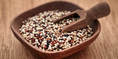 Mix tří druhů quinoy v dřevěné misce