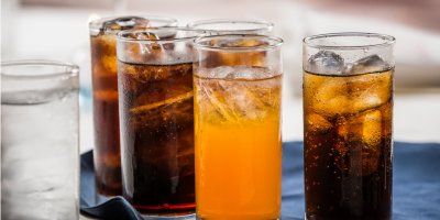 Skleničky se sladkými limonádami