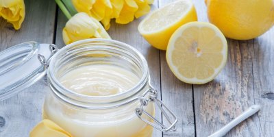 Citronový tvaroh a kolem tulipány a citrony