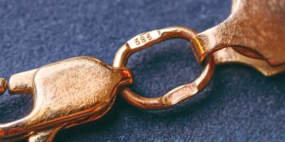 Detail na zapínání zlatého řetízku