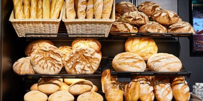 Regál s různými druhy pečiva