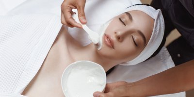 Ženě nanáší pleťovou masku