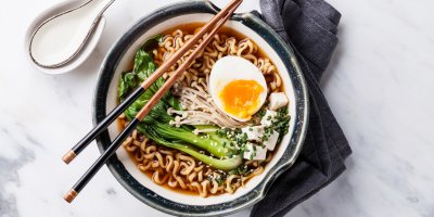 Ramen v misce, na misce leží hůlky