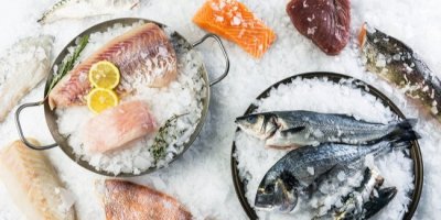 Čerstvé ryby zasypané kostkami ledu