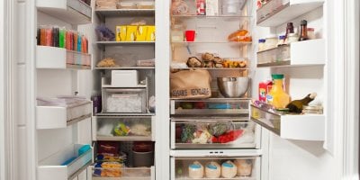 Otevřená lednice a mrazák
